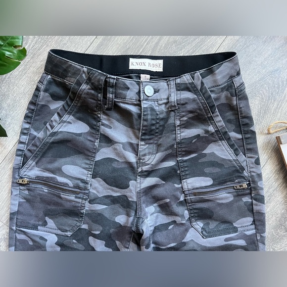 Knox Rose Camo Mid-Rise Utility Ankle Pants with Zip Ankle Detail. Size 2 - Picture 5 of 14